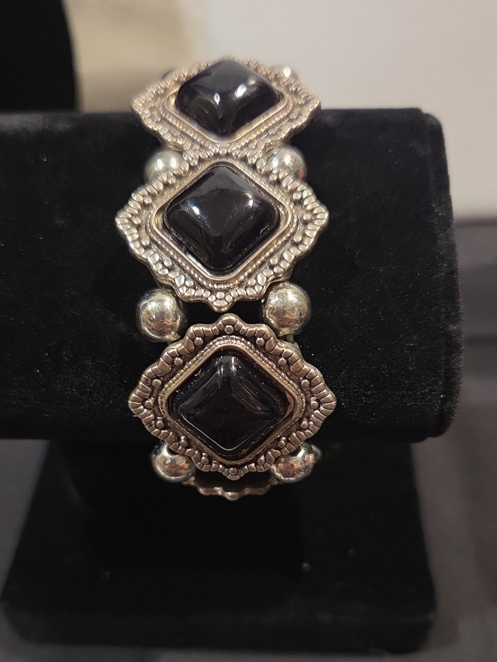 BLACK STONE AND SILVERTONE STRETCH BRACELET